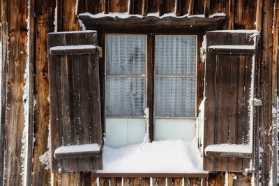 Snowy Window ©Pixabay