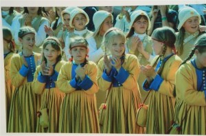 estonia-singers-folk-costumes